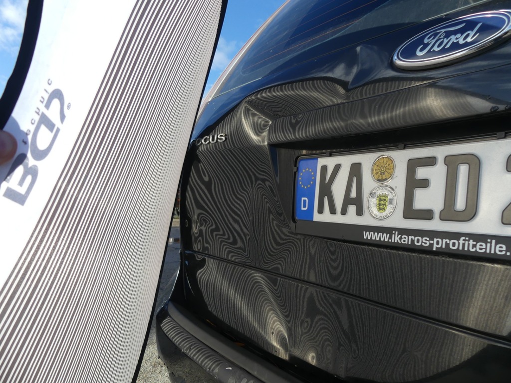 Präzise Lackprüfung an einem Fahrzeug