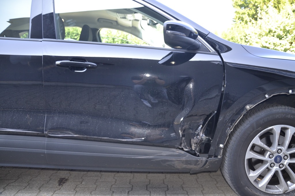 Beschädigtes Fahrzeug bei der Begutachtung